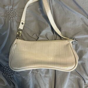Elegant Cream Crocodile-Embossed Shoulder Bag